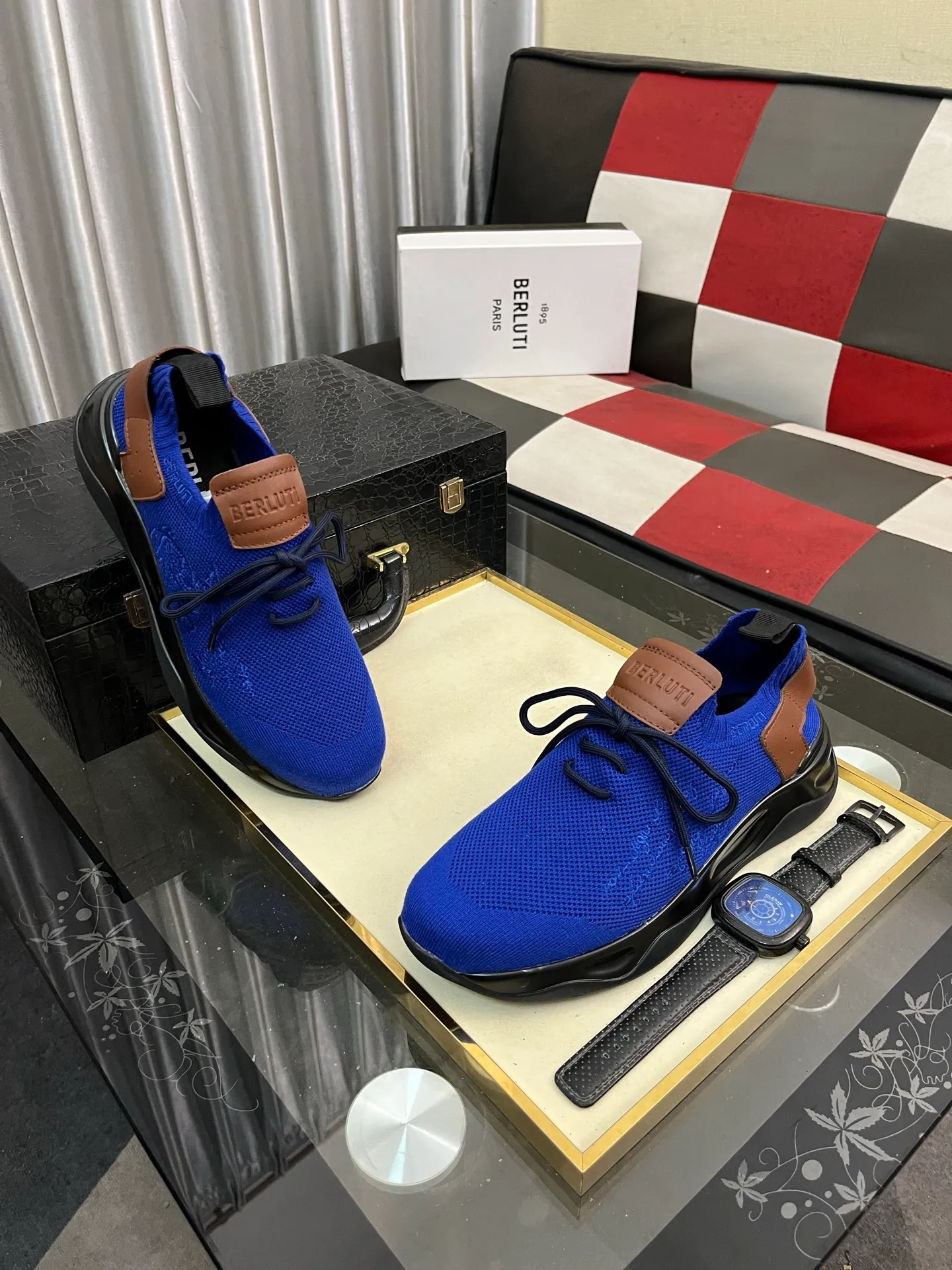 Men's Men's Shoes 💰400⌚️⌚️Berlut* France's top men's shoes, Berluti brand broke the rules in its first show and launched a new Edge shoe last. This model is hand-crafted with exquisite and fashionable fly-woven cowhide, a water-dyed cowhide lining, and an original color-blocked lightweight and wear-resistant rubber sole. This bold improvement of the iconic shoe last is of great significance to the creative work of its unique shape and edge width. On Alessandro shoes, this sharp-edged silhouette is made more see-through through Kris' bold and professional new Cloudy dyeing, making it classic and fashionable! Size: 38-46